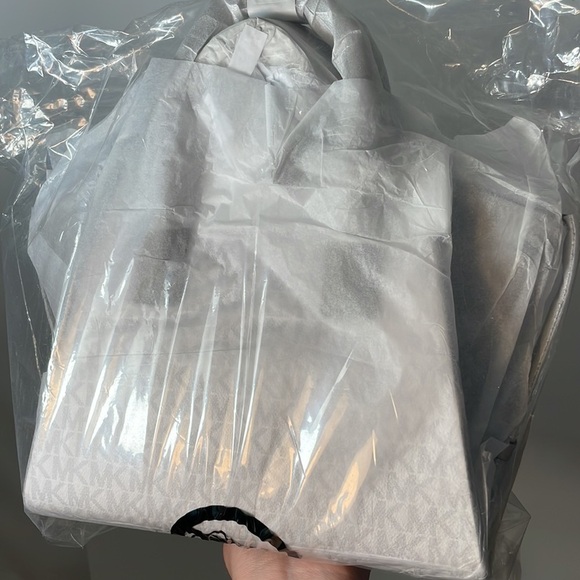 Michael Kors MK signature print logo Avril bag - Picture 12 of 13